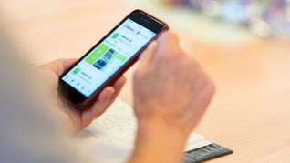 Ein etwas älteres Smartphone-Modell, noch voll funktionsfähig - was passiert damit, wenn die Nutzerin ein neueres Modell bekommt?